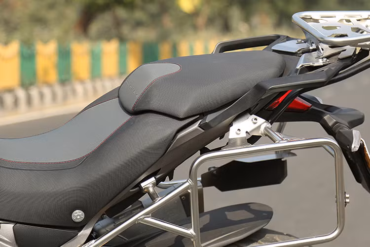 Xe được trang bị hệ thống treo Skyhook Suspension Evo, bao gồm cặp giảm xóc Sachs bán chủ động và có hành trình 200 mm. Trên đầu là phuộc hành trình ngược tùy chỉnh có kích thước 48 mm. Trong khi đó, đằng sau xuất hiện giảm xóc đơn tùy chỉnh theo tải. Đi kèm theo xe là bộ thùng đựng đồ bằng kim loại thiết kế đầy cá tính.