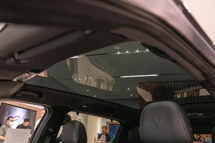 Rất tiếc ở lần lộ diện này, hình ảnh hàng ghế thứ 2 chưa được cập nhật rõ ràng. Song, chắc chắn xe sẽ có hàng ghế thương gia với nhiều tiện nghi cao cấp như bảng điều khiển tính năng đặt ở giữa, điều hòa riêng biệt, màn hình riêng... Cả hai hàng ghế đều có tính năng chỉnh điện. 