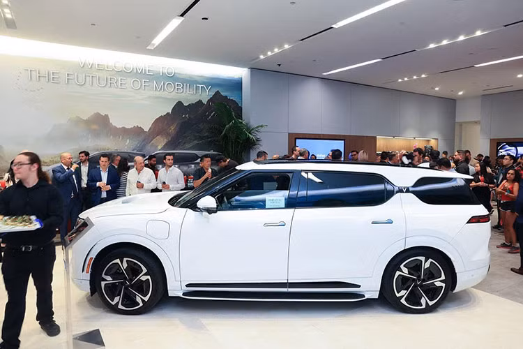 Tại Việt Nam, giá xe VinFast VF9 đang được mở bán với 2 phiên bản, gồm Eco và Plus cùng giá niêm yết lần lượt là 1,508 tỷ đồng và 1,636 tỷ đồng. Khách đặt mua VinFast VF9 giai đoạn đầu sẽ được nhận ngay ngay cuối năm 2022.