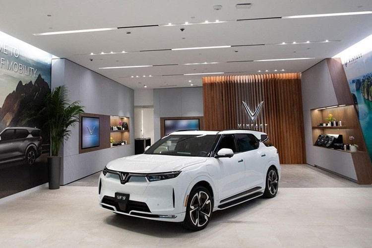 Theo công bố của hãng, VinFast VF9 sử dụng hai động cơ điện, sinh công suất 402 mã lực và mô-men xoắn 640 Nm. Kết nối với đó là hệ dẫn động 4 bánh toàn thời gian, giúp xe có thể tăng tốc từ 0-100 km/h trong vòng 6,5 giây. Quãng đường di chuyển tối đa cho mỗi lần sạc đầy là 485 km đối với bản tiêu chuẩn và là 680 km cho bản Plus.