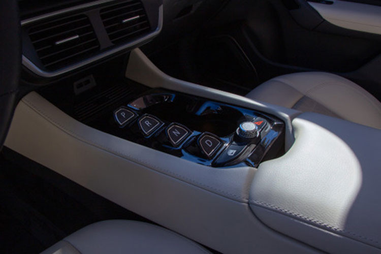 So với bản concept, thiết kế bên ngoài VinFast VF9 nhận một số tinh chỉnh ở khu vực đầu xe. Cụ thể, các đường chia cắt đã được tinh giảm để nhấn mạnh hơn vẻ đẹp hầm hố của một mẫu SUV đầu bảng. Các hốc hút gió nhỏ hơn, mang đến cái nhìn tinh tế và sang trọng cho xe.