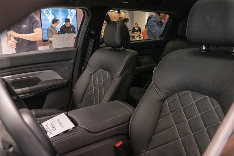 Vốn là chiếc SUV full size nên VinFast VF9 sở hữu ngoại hình vô cùng to lớn với các thông số dài x rộng x cao lần lượt là 5.120 x 2.000 x 1.721 (mm), tương đương các mẫu xe sang như Lexus LX 600, BMW X7, Mercedes-Benz GLS...