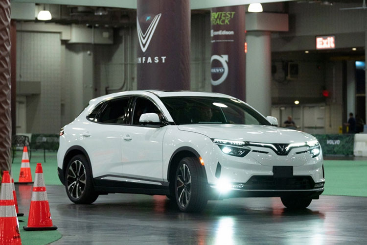 Tuy nhiên, chiếc xe điện VF9 được trưng bày tại triển lãm vẫn chỉ là bản thử nghiệm, chưa phải bản thương mại chính thức. Do đó, những thiết kế cũng như tính năng trang bị trên xe sẽ còn nhiều thay đổi để phù hợp và đáp ứng tốt hơn nhu cầu của người dùng.