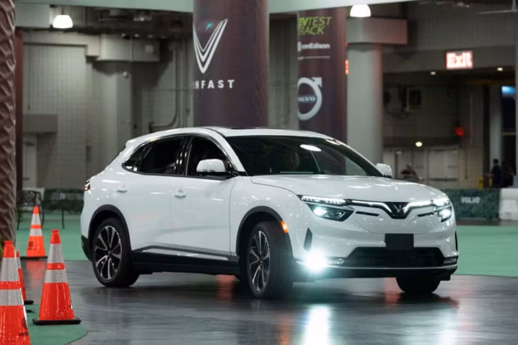 Tuy nhiên, chiếc xe điện VF9 được trưng bày tại triển lãm vẫn chỉ là bản thử nghiệm, chưa phải bản thương mại chính thức. Do đó, những thiết kế cũng như tính năng trang bị trên xe sẽ còn nhiều thay đổi để phù hợp và đáp ứng tốt hơn nhu cầu của người dùng.