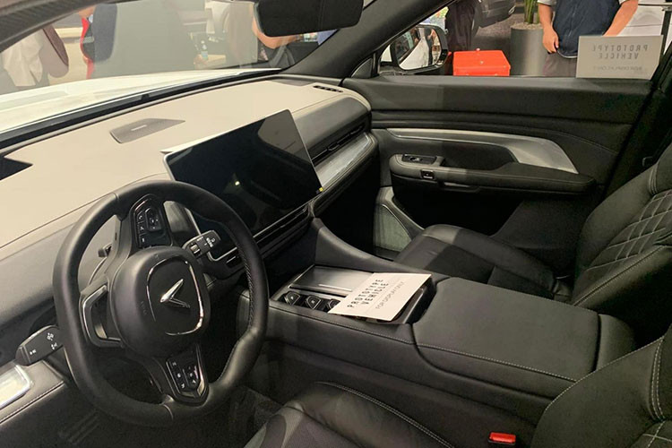 Cụm đồng hồ thông số truyền thống phía sau vô-lăng cũng được lược giản, tích hợp vào màn hình giải trí trung tâm. Xu hướng thiết kế này ngày càng phổ biến trên các dòng xe mới, gia tăng vẻ sang chảnh cho xế cưng. 