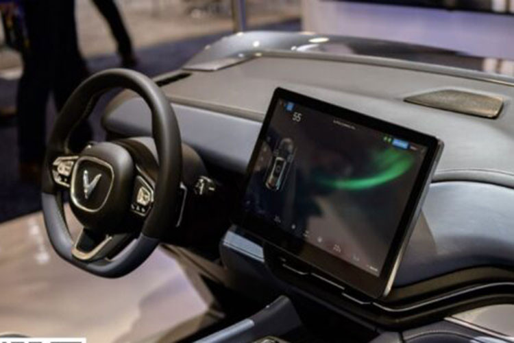 Hàng ghế đầu của xe có thiết kế thể thao, ôm người với các đường chỉ khâu màu trắng tương phản, tạo hiệu ứng thể thao, bắt mắt. Giữa hai ghế bố trí bệ tỳ tay lớn.