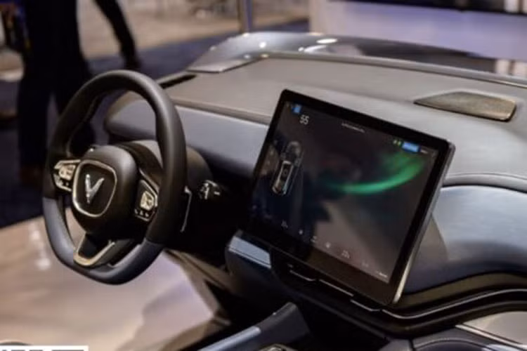 Hàng ghế đầu của xe có thiết kế thể thao, ôm người với các đường chỉ khâu màu trắng tương phản, tạo hiệu ứng thể thao, bắt mắt. Giữa hai ghế bố trí bệ tỳ tay lớn.