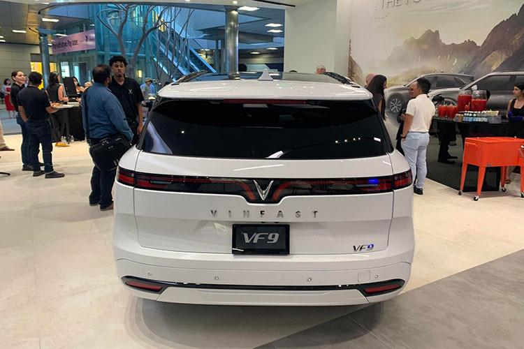 Từ những hình ảnh lộ diện đầu tiên có thể thấy, khoang nội thất VinFast VF9 phát triển theo triết lý tối giản nhưng vô cùng tiện nghi và cao cấp. Điều này thể hiện rõ ở ngay phần táp-lô với việc hạn chế tối đa các phím bấm vật lý, tạo khoảng không gian thoáng đãng cho xe, đồng thời mở rộng tầm quan sát cho tài xế.