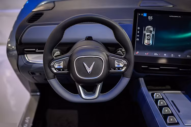 Vô-lăng của Vinfast VF9 tạo hình chữ nhật bo tròn bốn góc cá tính, tích hợp các phím chức năng hỗ trợ lái tiện lợi. Thiết kế này khá sát với bản concept trước đó. Cần số dạng nút bấm thời thượng.