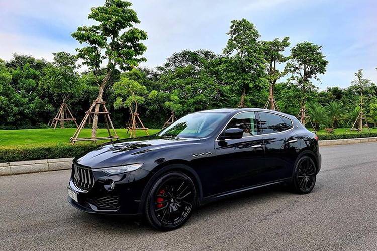 Giá xe Maserati Levante mới hiện đang được niêm yết chính hãng từ 5,55 tỷ đến hơn 6 tỷ đồng. Chiếc xe trong bài viết này thuộc phiên bản 2019, hàng chính hãng và đã ra biển kiểm soát tại TP HCM hiện đang được chủ nhân chào bán với mức giá hơn 4 tỷ đồng (chưa thương lượng. Như vậy, mặc dù mới chỉ lăn bánh chưa đầy 1 năm nhưng chủ chiếc xe cũng mất đến cả tỷ đồng. 