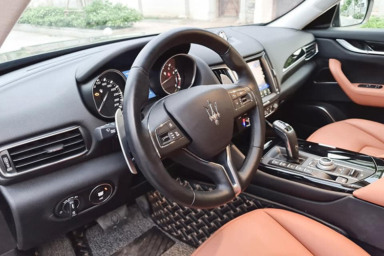 Bảng tablo của Levanter mang tạo hình cân đối và bề mặt được phủ da gần như trọn vẹn, xen lẫn là các mảng ốp trang trí từ gỗ hoặc nhựa cao cấp. Minh chứng cho sự kết hợp hài hòa giữa yếu tố cổ điển cùng công nghệ hiện đại là chiếc đồng hồ cơ sang trọng bố trí ngay trên màn hình cảm ứng 8.4-inch của hệ thống thông tin giải trí Maserati Touch Control Plus. 