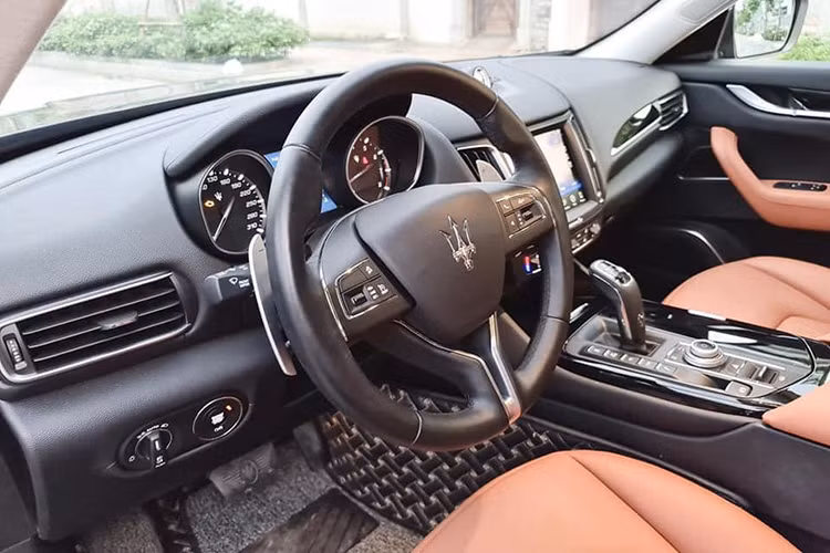 Bảng tablo của Levanter mang tạo hình cân đối và bề mặt được phủ da gần như trọn vẹn, xen lẫn là các mảng ốp trang trí từ gỗ hoặc nhựa cao cấp. Minh chứng cho sự kết hợp hài hòa giữa yếu tố cổ điển cùng công nghệ hiện đại là chiếc đồng hồ cơ sang trọng bố trí ngay trên màn hình cảm ứng 8.4-inch của hệ thống thông tin giải trí Maserati Touch Control Plus. 