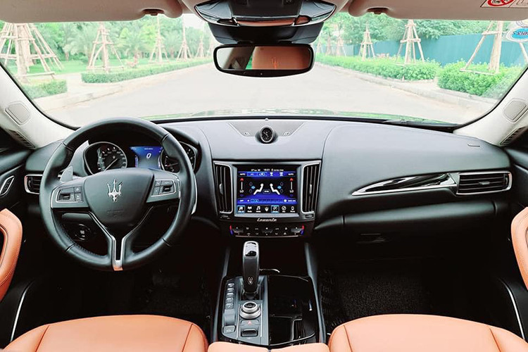 Bên trong nội thất của Maserati Levante thế hệ mới, khách hàng có thể lựa chọn giữa hai phong cách thiết kế cabin, hoặc Luxury - sang trọng hoặc thể thao – Sport. Và điều bạn nhận được là một khoang lái ngập tràn chất da quý tộc, điểm xuyết thêm các mảng ốp gỗ và những vật liệu cao cấp.