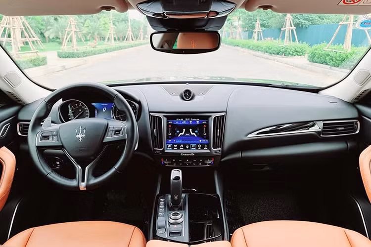 Bên trong nội thất của Maserati Levante thế hệ mới, khách hàng có thể lựa chọn giữa hai phong cách thiết kế cabin, hoặc Luxury - sang trọng hoặc thể thao – Sport. Và điều bạn nhận được là một khoang lái ngập tràn chất da quý tộc, điểm xuyết thêm các mảng ốp gỗ và những vật liệu cao cấp.