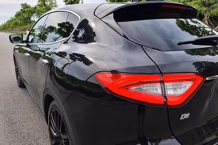 Tuy là xe gầm cao nhưng Levante mang nhiều hơi hướng của một mẫu coupe với trụ C và cửa kính được vuốt thấp về sau với độ dốc lớn. Kết hợp cùng cánh lướt gió giúp tăng thêm sự năng động ở cả phần nhìn lẫn khả năng vận hành với hệ số cản gió tốt nhất phân khúc - 0.31 Cd. Xe sở hữu thiết kế la-zăng kích cỡ tùy chọn từ 18 đến 21 inches bên cạnh một loạt màu sơn dành cho chi tiết ốp phanh đĩa.