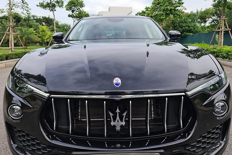 Về ngoại hình, mẫu SUV hạng sang Maserati Levante đạt tổng thể Dài x Rộng x Cao lần lượt 5.003 x 1.968 x 1.679 (mm), chiều dài cơ sở 3.004 (mm) và bán kính quay vòng 5,85 (m). Các con số này là nhỉnh hơn đôi chút khi đặt cạnh Macan, F-Pace và cả Range Rover Sport, khiến Levante trông có phần đồ sộ hơn và có lợi thế về không gian cabin hơn, điển hình là khoang hành lý lên đến 580 lít.