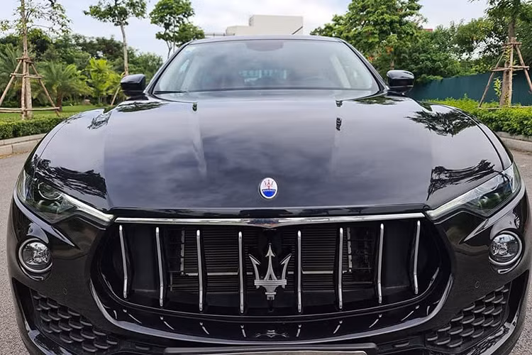 Về ngoại hình, mẫu SUV hạng sang Maserati Levante đạt tổng thể Dài x Rộng x Cao lần lượt 5.003 x 1.968 x 1.679 (mm), chiều dài cơ sở 3.004 (mm) và bán kính quay vòng 5,85 (m). Các con số này là nhỉnh hơn đôi chút khi đặt cạnh Macan, F-Pace và cả Range Rover Sport, khiến Levante trông có phần đồ sộ hơn và có lợi thế về không gian cabin hơn, điển hình là khoang hành lý lên đến 580 lít.