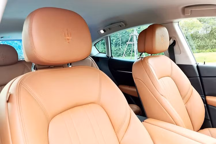 Xe được trang bị khối động cơ V6 dung tích 2.979cc của phiên bản tiêu chuẩn, sản sinh công suất cực đại 344 mã lực tại 5.750 vòng/phút và mô-men xoắn tối đa 500 Nm tại dải vòng tua 4.500 – 5.000. Các thông số đó đủ giúp Levante tăng tốc 0-100 km/h chỉ trong 6 giây cùng tốc độ tối đa 251 km/h, và Levante S còn mạnh mẽ hơn với 430 mã lực cùng thời gian chạy nước rút chỉ 5.2 giây.