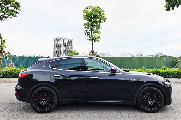 Mới đây, trên sàn xe cũ xuất hiện một chiếc Maserati Levante đời 2019 mang biển số TP HCM. Theo chủ nhân chào bán chiếc SUV hạng sang Ý này cho hay, chiếc xe đăng ký lần đầu tháng 12/2019 (mới đăng ký được khoảng 7 tháng). Ngoại hình xe màu đen với các chi tiết còn khá mới, xe mới chỉ lăn bánh khoảng 14.000km.