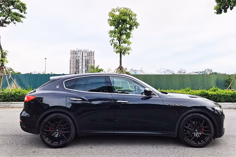 Mới đây, trên sàn xe cũ xuất hiện một chiếc Maserati Levante đời 2019 mang biển số TP HCM. Theo chủ nhân chào bán chiếc SUV hạng sang Ý này cho hay, chiếc xe đăng ký lần đầu tháng 12/2019 (mới đăng ký được khoảng 7 tháng). Ngoại hình xe màu đen với các chi tiết còn khá mới, xe mới chỉ lăn bánh khoảng 14.000km.