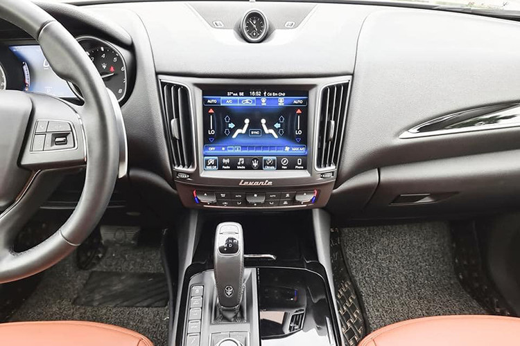 Maserati cung cấp đầy đủ những tiện nghi cần thiết cho tất cả mọi người trên xe như; điều hòa tự động hai vùng hoặc bốn vùng đi kèm cảm biến kiểm soát chất lượng không khí; chìa khóa thông minh tích hợp nút bấm khởi động và cửa xe khóa/mở một chạm; hệ thống ga tự động; dàn âm thanh vòm Harman Kardon Premium 9 loa công suất 900Wat hoặc nâng cấp với 17 loa Bowers &amp; Wilkins công suất 1.280 Watt; cửa sổ trời toàn cảnh điều chỉnh điện…