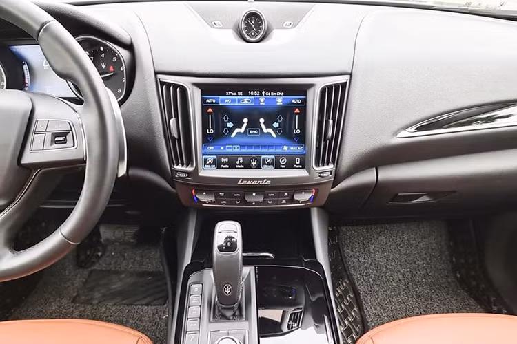 Maserati cung cấp đầy đủ những tiện nghi cần thiết cho tất cả mọi người trên xe như; điều hòa tự động hai vùng hoặc bốn vùng đi kèm cảm biến kiểm soát chất lượng không khí; chìa khóa thông minh tích hợp nút bấm khởi động và cửa xe khóa/mở một chạm; hệ thống ga tự động; dàn âm thanh vòm Harman Kardon Premium 9 loa công suất 900Wat hoặc nâng cấp với 17 loa Bowers &amp; Wilkins công suất 1.280 Watt; cửa sổ trời toàn cảnh điều chỉnh điện…