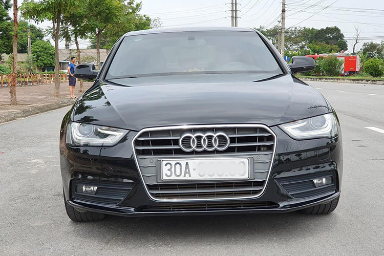Mẫu xe sang Audi A4 2015 được nhà phân phối chính hãng - Audi Việt Nam giới thiệu ra thị trường lần đầu vào năm 2015. Trên thị trường, chiếc sedan hạng sang này sẽ cạnh tranh với các đối thủ đồng hương như BMW 3-Series hay Mercedes-Benz C-Class.
