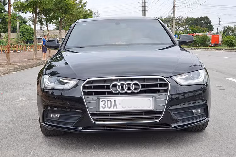 Mẫu xe sang Audi A4 2015 được nhà phân phối chính hãng - Audi Việt Nam giới thiệu ra thị trường lần đầu vào năm 2015. Trên thị trường, chiếc sedan hạng sang này sẽ cạnh tranh với các đối thủ đồng hương như BMW 3-Series hay Mercedes-Benz C-Class.