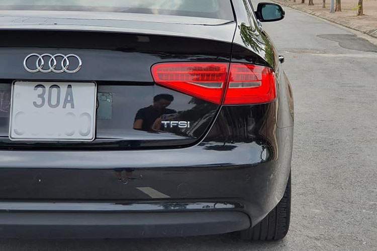 Phần đuôi của xe nổi bật với cụm đèn hậu có thiết kế sắc sảo sử dụng công nghệ LED, ống xả đôi bên trái. Phiên bản tiêu chuẩn được trang bị bộ mâm 17 inch đa chấu có thiết kế ấn tượng. Gương chiếu hậu chỉnh điện tích hợp dải đèn LED báo rẽ.