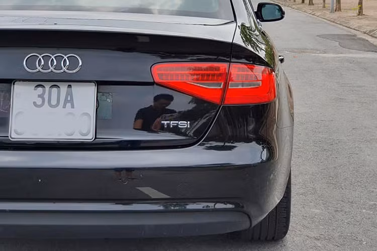 Phần đuôi của xe nổi bật với cụm đèn hậu có thiết kế sắc sảo sử dụng công nghệ LED, ống xả đôi bên trái. Phiên bản tiêu chuẩn được trang bị bộ mâm 17 inch đa chấu có thiết kế ấn tượng. Gương chiếu hậu chỉnh điện tích hợp dải đèn LED báo rẽ.