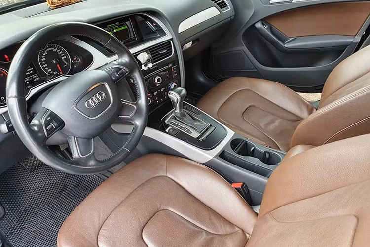 Mẫu Audi A4 phiên bản 2015 này khác biệt với các thế hệ hiện nay khi được trang bị động cơ xăng 1,8 lít TFSI mới 4 xi-lanh thẳng hàng, công suất 160 mã lực, mô-men xoắn cực đại 250 Nm. Hộp số tự động 8 cấp.