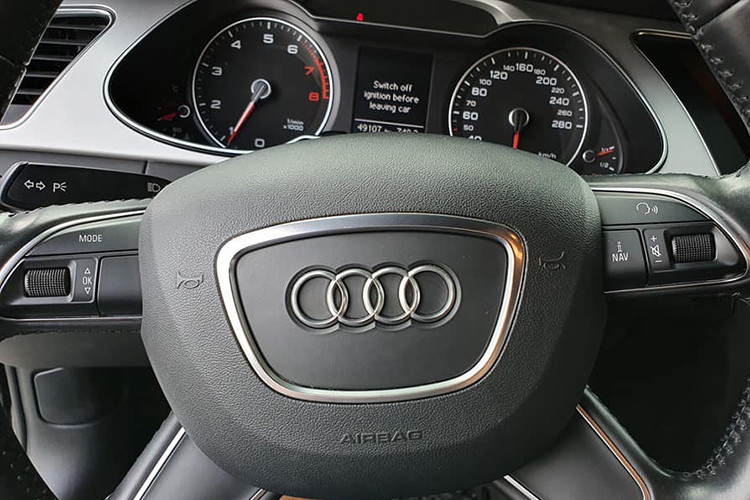 Ghế ngồi trên A4 thế hệ mới còn được bọc da cao cấp, hàng ghế trước chỉnh điện. Vô-lăng của xe có thiết kế ba chấu thể thao đa chức năng với đáy phẳng với các phím chức năng đa dụng. Cụm điều khiển đặt giữa hàng ghế trước có thiết kế gọn gàng. Cần số đặc trưng của Audi, phanh tay điện tử, cụm điều chỉnh màn hình giải trí...