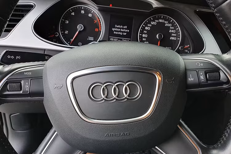 Ghế ngồi trên A4 thế hệ mới còn được bọc da cao cấp, hàng ghế trước chỉnh điện. Vô-lăng của xe có thiết kế ba chấu thể thao đa chức năng với đáy phẳng với các phím chức năng đa dụng. Cụm điều khiển đặt giữa hàng ghế trước có thiết kế gọn gàng. Cần số đặc trưng của Audi, phanh tay điện tử, cụm điều chỉnh màn hình giải trí...
