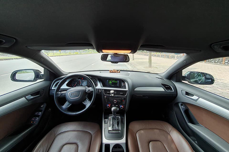 Bên trong nội thất Audi A4 2015 nổi bật với bảng đồng hồ 12,3 inch phía sau vô-lăng hiển thị đầy đủ thông tin cùng hệ thống giải trí bao gồm màn hình cảm ứng, hệ thống âm thanh cao cấp và các kết nối không dây...