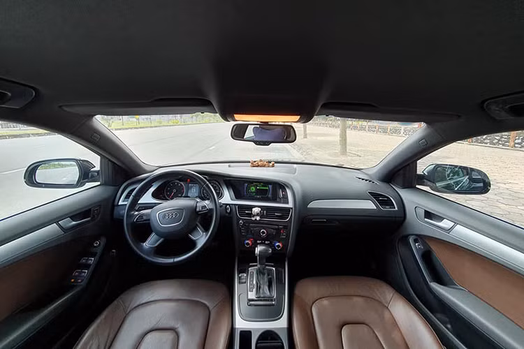 Bên trong nội thất Audi A4 2015 nổi bật với bảng đồng hồ 12,3 inch phía sau vô-lăng hiển thị đầy đủ thông tin cùng hệ thống giải trí bao gồm màn hình cảm ứng, hệ thống âm thanh cao cấp và các kết nối không dây...