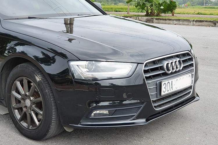 Về ngoại hình, Audi A4 tại Việt Nam sở hữu thiết kế cứng cáp và khỏe khoắn hơn nhờ lưới tản nhiệt dạng thanh ngang làm từ kim loại, đèn pha sắc nét sử dụng công nghệ LED. Thân xe sở hữu thiết kế dạng khí động học mang phong cách sang trọng.