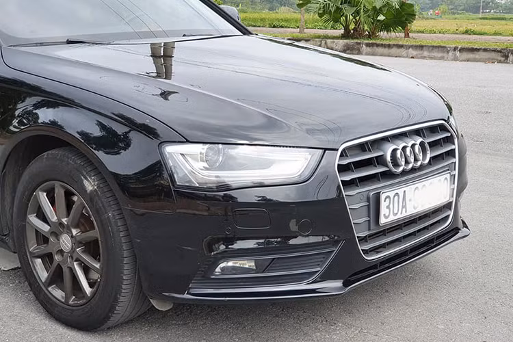 Về ngoại hình, Audi A4 tại Việt Nam sở hữu thiết kế cứng cáp và khỏe khoắn hơn nhờ lưới tản nhiệt dạng thanh ngang làm từ kim loại, đèn pha sắc nét sử dụng công nghệ LED. Thân xe sở hữu thiết kế dạng khí động học mang phong cách sang trọng.