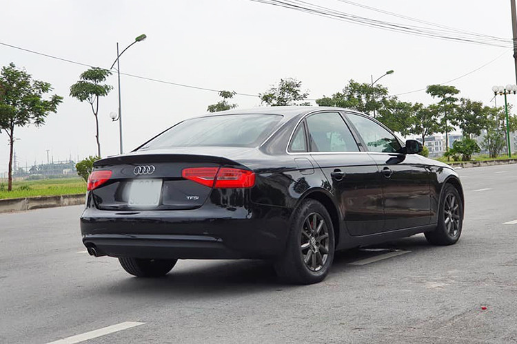 Nếu như tính cả chi phí đăng kí và ra biển trắng Hà Nội, giá xe Audi A4 thời điểm năm 2016 khoảng 1,87 tỷ đồng. Chiếc xe đời cũ này hiện đang được chủ nhân chào bán với mức giá 1,020 tỷ đồng (chưa thương lượng). 