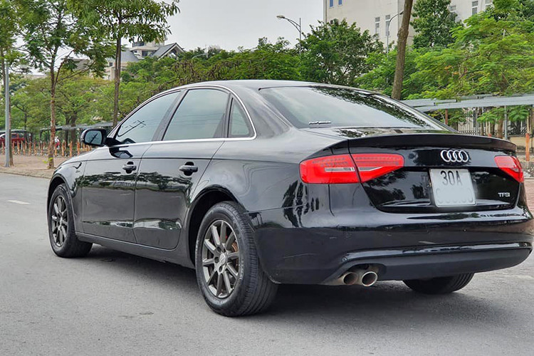 Audi A4 phiên bản 2015 sở hữu chiều dài tổng thể 4.726 mm, chiều rộng đạt 1.842 mm, trong khi đó chiều cao ở mức 1.427 mm. Chiều dài trục cơ sở của Audi A4 lên đến 2.820 mm khá nổi bật so với các đối thủ.