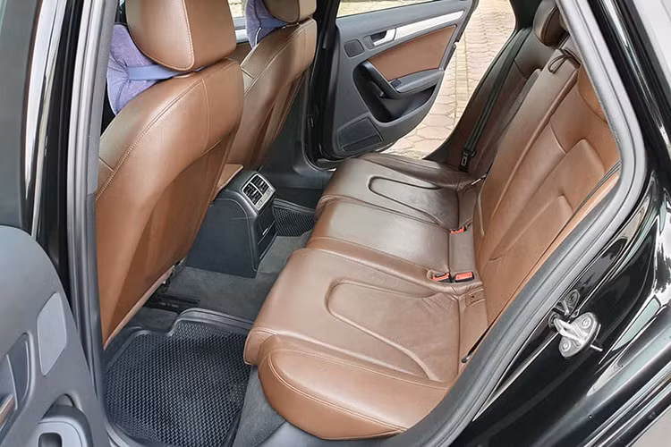 Là một mẫu xe sang thương hiệu đình đám của Đức, Audi A4 được trang bị khá nhiều công nghệ an toàn như kiểm soát hành trình, tự động dừng xe trước khi xảy ra va chạm, cân bằng điện tử... Đáng chú ý, nó đã vượt qua các bài kiểm tra an toàn va chạm của NCAP Châu Âu để đạt mức an toàn cao nhất 5 sao.