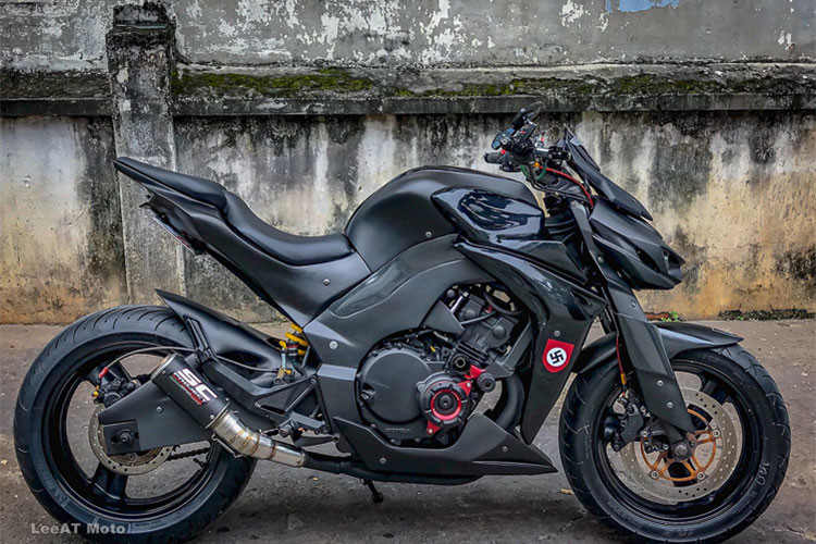 Bản độ Kawasaki Z1000 từ chiếc Hornet 250 lần này được đánh giá là đẹp và chuẩn nhất từ trước đến nay. Nó được dựng lên từ chiếc Hornet 250 4 máy huyền thoại của Honda với màu đen cực ngầu và huyền bí. Nếu so sánh giữa nguyên bản của Hornet thì đây là nhiệm vụ không dễ dàng.