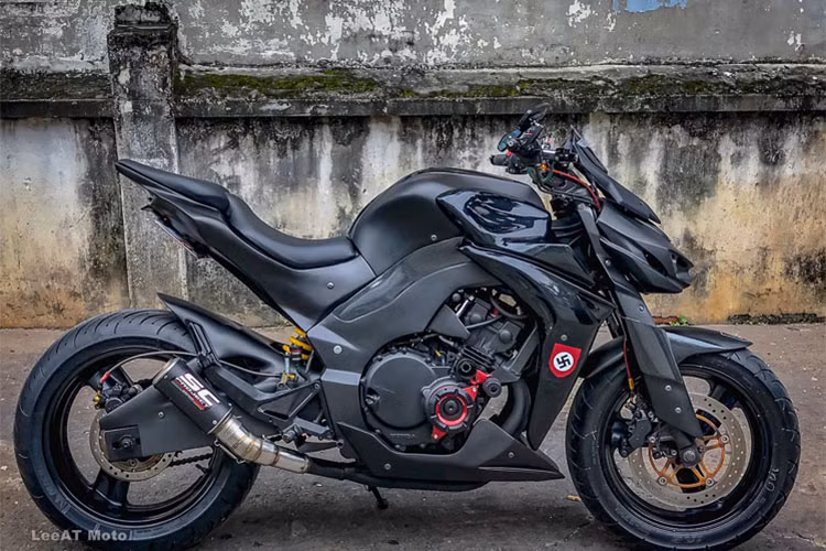 Bản độ Kawasaki Z1000 từ chiếc Hornet 250 lần này được đánh giá là đẹp và chuẩn nhất từ trước đến nay. Nó được dựng lên từ chiếc Hornet 250 4 máy huyền thoại của Honda với màu đen cực ngầu và huyền bí. Nếu so sánh giữa nguyên bản của Hornet thì đây là nhiệm vụ không dễ dàng.