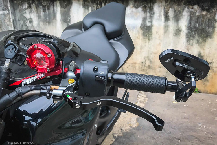 Bộ mâm 3 chấu được giữ nguyên từ Honda Hornet 250, nếu được thay đổi cả dàn chân mới thì có lẽ bản độ sẽ trở nên hoàn hảo hơn nữa. Tuy nhiên, dàn tay lái độ và "cặp mắt" gương cầu cùng các chi tiết khác... cũng tạo nên chất siêu naked-bike Kawasaki Z1000 cho mẫu xe độ này.