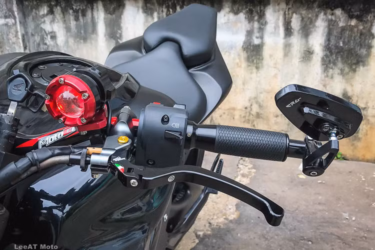 Bộ mâm 3 chấu được giữ nguyên từ Honda Hornet 250, nếu được thay đổi cả dàn chân mới thì có lẽ bản độ sẽ trở nên hoàn hảo hơn nữa. Tuy nhiên, dàn tay lái độ và "cặp mắt" gương cầu cùng các chi tiết khác... cũng tạo nên chất siêu naked-bike Kawasaki Z1000 cho mẫu xe độ này.