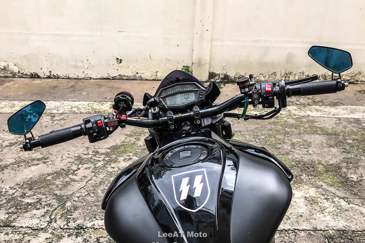 Bình xăng, đuôi xe, cánh chim và mỏ cày được thiết kế y hệt với diện mạo của Z1000. Bình xăng nhô cao, bệ vệ tạo 2 hốc để chân 2 bên kết hợp dàn đuôi xe được vuốt cao khá ấn tượng. Đáng chú ý, đồng hồ của xe cũng được làm mới giúp cho nó giống siêu naked-bike nhà Kawasaki hơn.