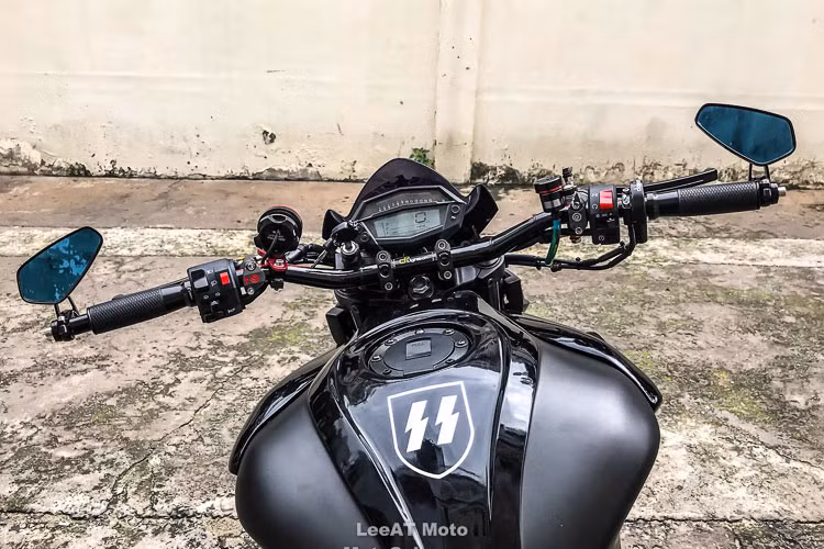 Bình xăng, đuôi xe, cánh chim và mỏ cày được thiết kế y hệt với diện mạo của Z1000. Bình xăng nhô cao, bệ vệ tạo 2 hốc để chân 2 bên kết hợp dàn đuôi xe được vuốt cao khá ấn tượng. Đáng chú ý, đồng hồ của xe cũng được làm mới giúp cho nó giống siêu naked-bike nhà Kawasaki hơn.