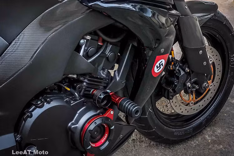 Bộ ốp lốc máy và chống đổ "hàng hiệu" cũng đã được trang bị trên khối động cơ 4 xi-lanh thẳng hàng DOHC 250cc của Honda Hornet 250 giúp cho nó giống hàng xịn hơn. Được biết khối động cơ này cũng chỉ được dọn lại và sơn màu đen chứ không hề nâng cấp hay thay mới.