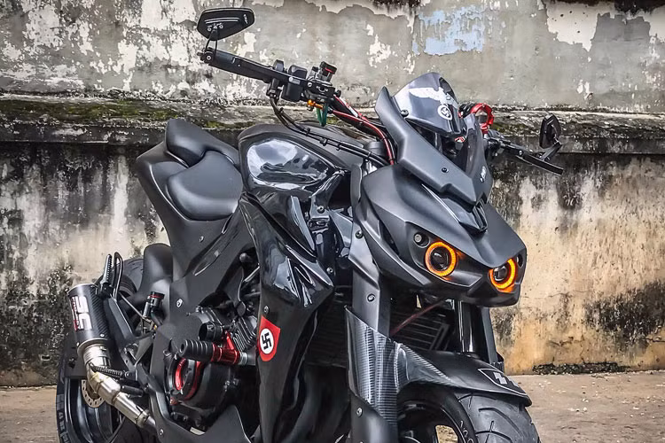 Có thể nói thiết kế của Kawasaki Z1000 cực kỳ đẹp mắt, từ bình xăng, đuôi xe cho đến thiết kế đầu đèn đều rất lạnh lùng và trau chuốt. Chính vì vậy toàn bộ body trên Hornet 250 đã được tạo hình theo mẫu nake- bike rất chuộng tại Việt Nam đã khiến nhiều người chơi xe phải bất ngờ xen lẫn ngạc nhiên.