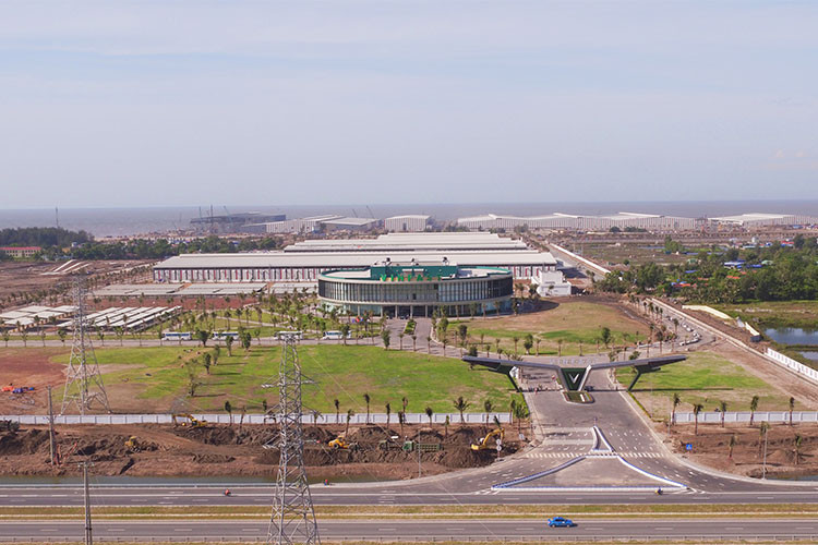 Xưởng hàn xe Vinfast với 100% công đoạn hàn khung xe máy điện được hàn bởi Robots ABB, không gia công thủ công. 95% thiết bị dây chuyền được nhập khẩu từ châu Âu bởi các hãng nổi tiếng thế giới như ABB, Frorious, ItalMeg. Dây chuyền hàn có tổng số 25 robots hàn tự động với công nghệ hàn CMT.