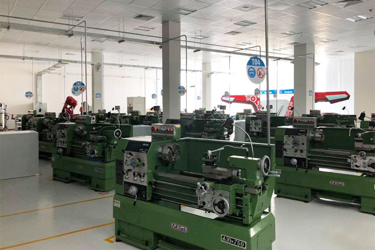 Khu nhà máy sản xuất ôtô: Các xưởng Thân vỏ, xưởng Sơn, xưởng Động Cơ, xưởng Lắp Ráp và xưởng Phụ Trợ đã được hoàn thành và đang trong quá trình lắp đặt máy, riêng xưởng Dập với diện tích 50 nghìn m2 cũng sẽ được bàn giao trong tháng 10/2018 - với việc giám sát quy trình sản xuất theo công nghệ của công ty Schuler (CHLB Đức).